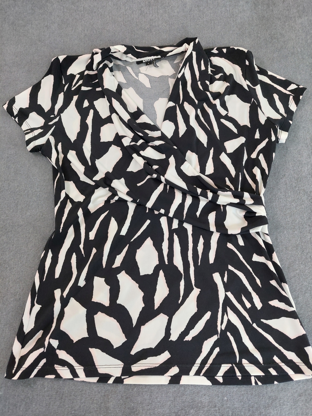 DKNY Abstract Zebra Print Faux Wrap Top Blouse Black White Size M - Picture 2 of 7